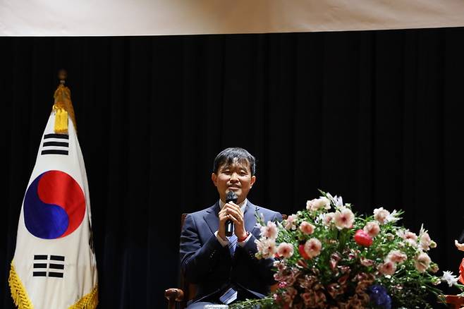 김동현 판사가 17일 서울중앙지법에서 열린 ‘판사와의 대화’에서 자신의 삶에 관해 이야기하고 있다. 서울중앙지법 제공