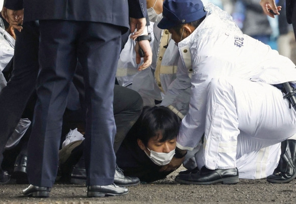 현장에 있던 어부·경찰이 함께 용의자 제압 - 기시다 후미오 일본 총리에게 지난 15일 폭발물을 던진 용의자 기무라 류지가 인근에 있던 어부와 경찰에 의해 제압당하고 있다. 와카야마 로이터 연합뉴스