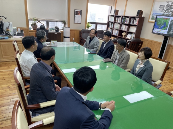 김희수 진도군수가 산림청을 방문해 국비 지원을 요청했다. 진도군 제공