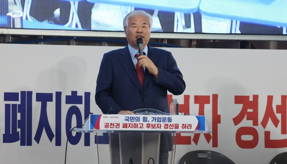 기자회견 하는 전광훈 목사 - 전광훈 사랑제일교회 목사가 17일 서울 성북구 사랑제일교회에서 기자회견을 하고 있다. 2023.4.17 연합뉴스