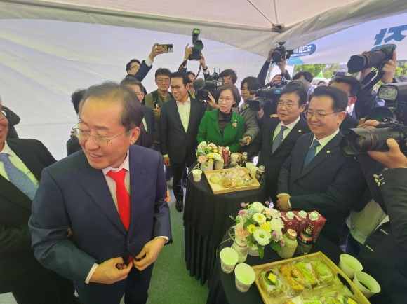 홍준표 대구시장이 17일 광주-대구 고속도로 지리산휴게소에서 열린 신공항 특별법 통과 기념 행사 전 참석자들과 환담을 나누고 있다.  대구시 제공