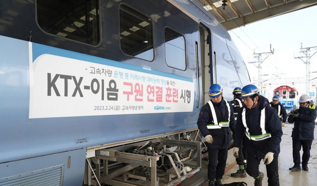 코레일 관계자들이 지난 2월 24일 경기도 고양시 수도권철도차량정비단에서 고속열차 사고에 대비한 'KTX-이음 구원 훈련'을 진행하고 있다. 사진 제공=