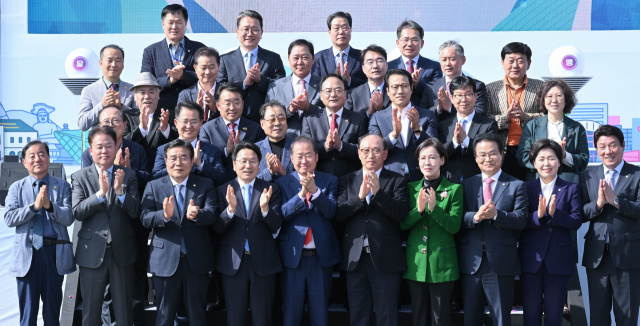 홍준표 대구시장과 강기정 광주시장 등 양 도시 주요 인사들이 17일 지리산휴게소에서 만나 공항 특별법 동시 통과를 축하하고 달빛동맹을 더욱 견고히 다녀나갈 것을 다짐했다. 사진제공=대구시