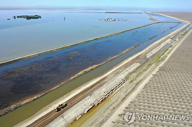 미 캘리포니아주의 산지에 쌓였던 눈이 녹아 침수된 툴레어 호수 농경지 [AFP 연합뉴스 자료사진. 재판매 및 DB 금지]