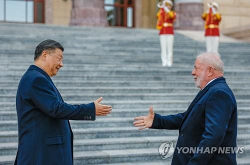 시진핑 중국 국가주석(왼쪽)과 악수하는 룰라 다시우바 브라질 대통령 [로이터 연합뉴스 자료사진. 재판매 및 DB 금지]