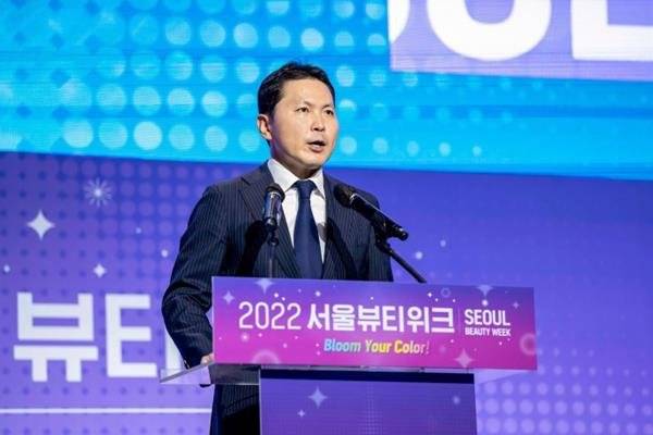 축사하는 윤상현 부회장 (서울=연합뉴스) 윤상현 한국콜마 부회장이 지난달 30일 서울 동대문디자인플라자(DDP)에서 열린 '2022 서울뷰티위크' 개막식에서 축사하고 있다. 2022.10.4 [한국콜마 제공. 재판매 및 DB 금지] photo@yna.co.kr