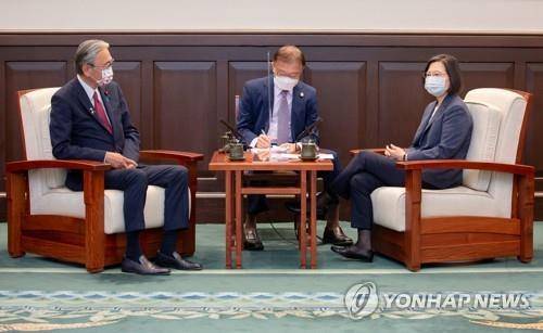일본 국회의원 만난 차이잉원 대만 총통(오른쪽)  [대만 총통부 제공, 재판매 및 DB 금지]