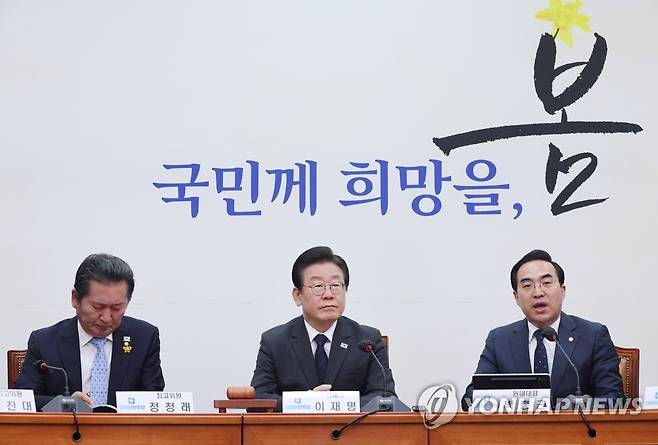 더불어민주당 최고위원회의 (서울=연합뉴스) 임화영 기자 = 더불어민주당 박홍근 원내대표가 17일 오전 국회에서 열린 최고위원회의에서 발언하고 있다. 2023.4.17 hwayoung7@yna.co.kr