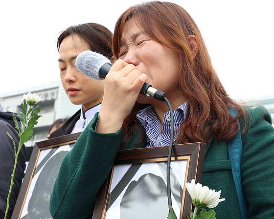 18일 서울 용산구 대통령 집무실 앞에서 열린 전세사기·깡통전세 문제 해결을 위한 시민사회대책위원회 출범 기자회견에서 안상미 미추홀구 전세사기 피해자 대책위원장이 발언하다 눈물을 흘리고 있다. 〈사진=연합뉴스〉