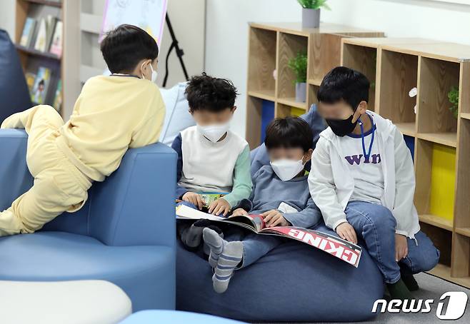초등학교에서 학생들이 책을 읽고 있다. 2022.4.28/뉴스1 ⓒ News1 장수영 기자