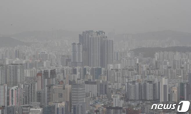 전국 아파트값 하락세가 둔화하고 있는 가운데 서울 송파구와 동작구는 아파트값이 상승세로 전환했다. 13일 한국부동산원이 발표한 주간 아파트가격 동향에 따르면 매매 가격은 0.17% 하락, 전세 가격은 0.24% 하락했다. 사진은 이날 오후 서울 용산구 남산에서 바라본 아파트 단지의 모습. 2023.4.13/뉴스1 ⓒ News1 이재명 기자