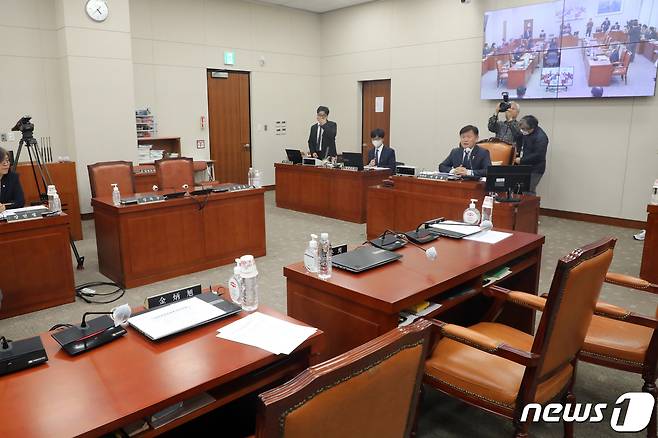 서동용 안건조정위원장이 17일 오후 서울 여의도 국회에서 열린 교육위원회 취업 후 학자금 상환 특별법 일부개정법률안에 대한 안건조정위원회에서 회의를 주재하고 있다.  2023.4.17/뉴스1 ⓒ News1 황기선 기자