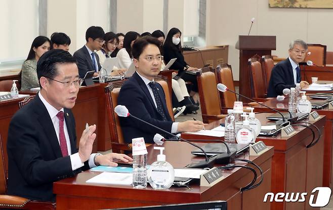 이태규 국민의힘 교육위원회 간사가 17일 오후 서울 여의도 국회에서 열린 교육위원회 안건조정위원회에서 민형배 무소속 의원의 참석을 반대하고 있다. 2023.4.17/뉴스1 ⓒ News1 황기선 기자