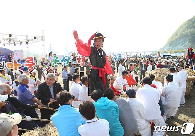 중원문화의 대표 민속축제 '충주 목계별신제'가 오는 29~30일 충북 충주시 엄정면 목계나루 일원에서 열린다. 사진은 목계 줄다리기 모습.(충주시 제공)2023.4.18/뉴스1