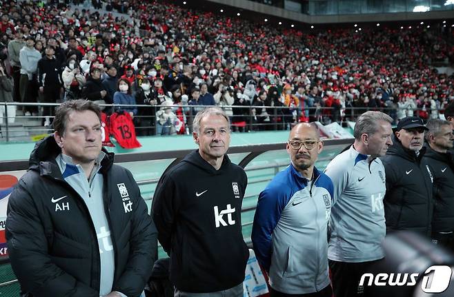 위르겐 클린스만 대한민국 축구대표팀 감독이 28일 오후 마포구 상암동 서울월드컵경기장에서 열린 축구 국가대표 평가전 대한민국과 우루과이의 경기에서 그라운드를 바라보고 있다. 2023.3.28/뉴스1 ⓒ News1 박정호 기자