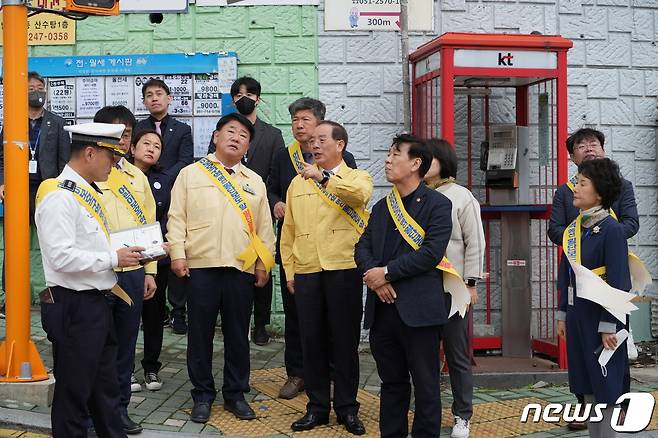 18일 오전 서구 천마초등학교에서 하윤수 부산시교육감이 통학로 안전점검을 하고 있다(부산시교육청 제공)