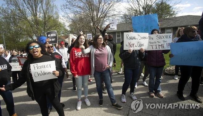 캔자스시티에서 랠프 얄(16)이 총에 맞은 사건에 항의하는 주민들/사진=연합뉴스