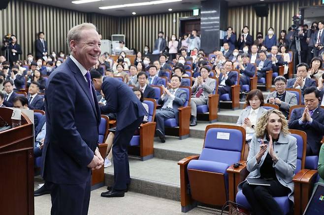 브래드 스미스 마이크로소프트 부회장이 18일 국회에서 'AI의 현재와 미래, 그리고 우리'라는 주제로 강연하고 있다. 사진=서동일 기자