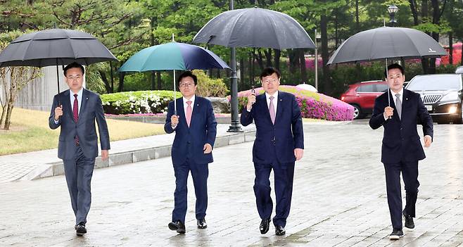 국민의힘 소속 법사위원회 정점식 간사(왼쪽 세번째) 등 위원들이 18일 오전 더불어민주당 전당대회 돈 봉투 살포 의혹 관련 엄정 수사 촉구를 위해 서울 서초구 대검찰청을 방문하고 있다. 왼쪽부터 유상범, 박형수, 정점식, 장동혁 의원. 연합뉴스