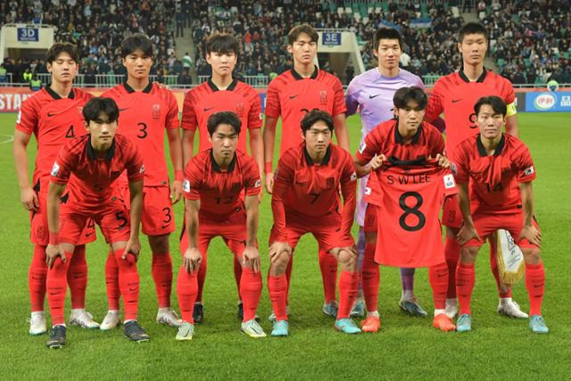 한국 20세 이하(U-20) 축구 대표팀이 2023년 3월 15일(현지시간) 우즈베키스탄 타슈켄트의 분요드코르 경기장에서 열린 2023 아시아축구연맹(AFC) U-20 아시안컵 준결승 우즈베키스탄과의 경기에 앞서 기념 촬영을 하고 있다. 김은중 감독이 이끄는 한국은 이 대회에서 공동 3위에 올라 U-20 월드컵 진출권을 따냈다. 타슈켄트=AP 뉴시스