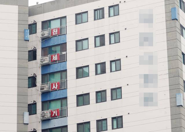 최근 인천에서 전세사기 피해자 3명이 잇따라 숨진 가운데 18일 오전 인천 미추홀구 전세사기 피해자들의 아파트 창문에 피해를 호소하는 현수막이 걸려 있다. 연합뉴스