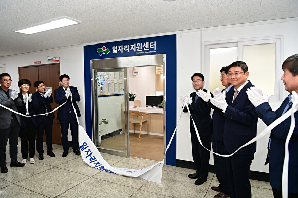 17일 동구청 일자리지원센터 현판식 후 참석자들이 박수를 치고 있다. [사진=동구청]