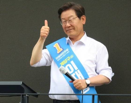 지난해 5월 25일, 그해 6·1 지방선거를 앞두고 이재명 더불어민주당 대표가 인천 계양구 장기동 아파트 단지에서 유세하는 모습. 당시 민주당 총괄선대위원장이자 인천 계양을 국회의원 보궐선거 후보였던 이 대표는 각종 유세장에서 “여론조사를 믿지 말라”고 주장했다. 뉴시스