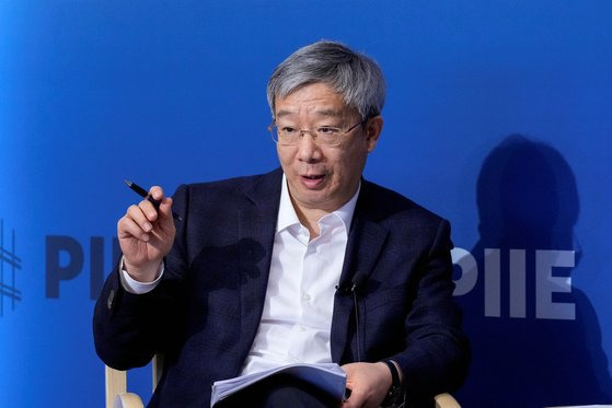 지난 10일부터 미국 워싱턴에서 열리고 있는 IMF·WB 춘계총회에 참석중인 이강 중국 인민은행 총재가 지15일 미 싱크탱크 피터슨국제경제연구소 세미나에서 발언하고 있다. 로이터=연합뉴스