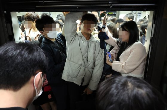 김포도시철도(김포골드라인)에 승객 과밀 현상이 이어진 18일 오전 경기도 김포시 고촌역에 정차한 하행선 전동차가 승객들로 가득 차 있다. 연합뉴스