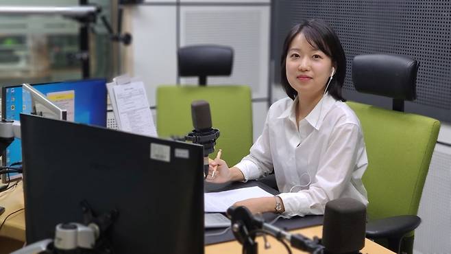 정다운 CBS 기자는 현재 저녁뉴스인 ‘정다운의 뉴스톡530’ 진행부터 유튜브 영상 촬영, 인터랙티브 기획 준비, 풋살대회 연습까지 눈코 뜰 새 없이 바쁜 나날을 보내고 있다. 사진은 ‘정다운의 뉴스톡’을 생방송하는 표준FM부조정실에서 정 기자가 포즈를 취한 모습.