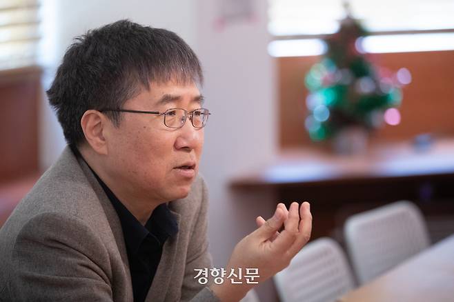 장하준 교수가 지난 14일 서울 강남구의 한 사무실에서 경향신문과 인터뷰를 하고 있다. 성동훈 기자