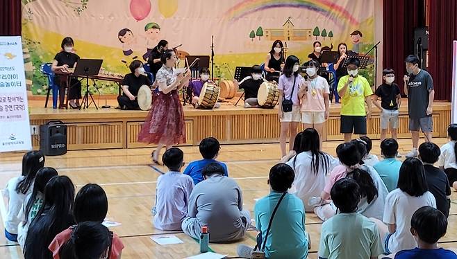 국악 예술단인 ‘울산국악협회’가 지난해 하반기 울산 동구 녹수초등학교에서 열린 예술놀이터에서 어린이들의 노래에 맞춰 국악 연주를 하고 있다./울산시교육청 제공