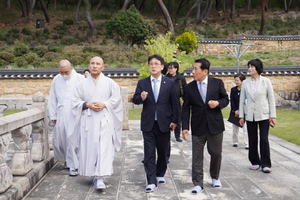 나동연 양산시장이 최근 통도사를 방문한 최응천 문화재청장에게 가야진 용신제의 국가무형문화재 지정을 건의하고 있다. 양산시 제공