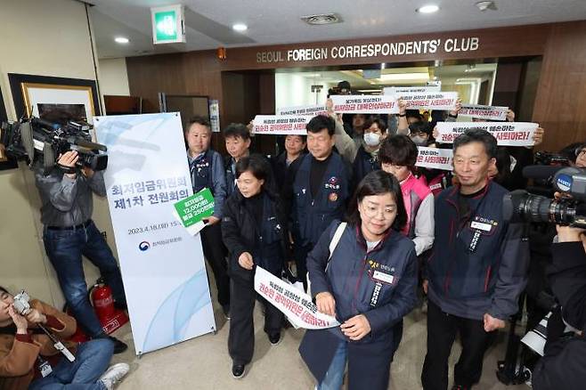  18일 오후 서울 중구 한국프레스센터에서 최저임금위원회 제1차 전원회의가 파행, 근로자위원 등이 회의장을 나서고 있다. 연합뉴스