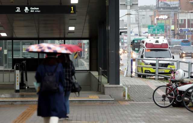 119구급대 차량 1대가 18일 오전 고촌역 1번 출구 옆에서 호흡곤란 환자 발생에 대응하기 위해 대기하고 있다. 연합뉴스