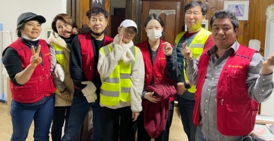 구도림 단장(우측 첫 번째)과 단원들이 봉사 현장에서 기념촬영을 하고 있다. 쟁이들봉사단 제공