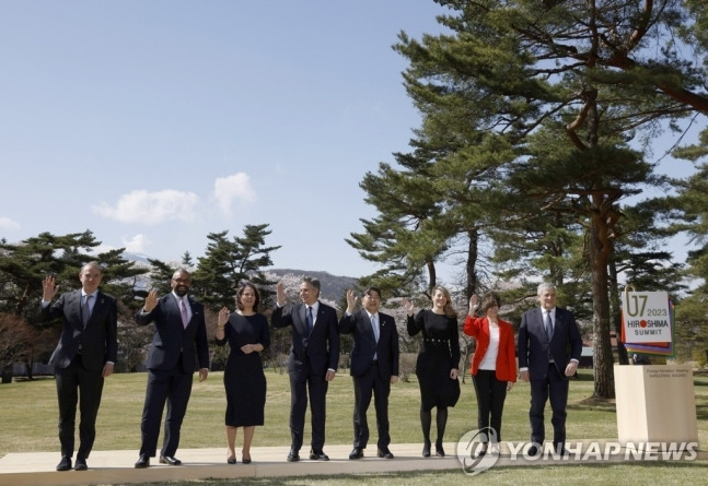 주요 7개국(G7) 외교장관 회의 참가자들이 17일 나가노현 가루이자와에서 손을 흔들며 기념촬영을 하고 있다. <사진=연합>