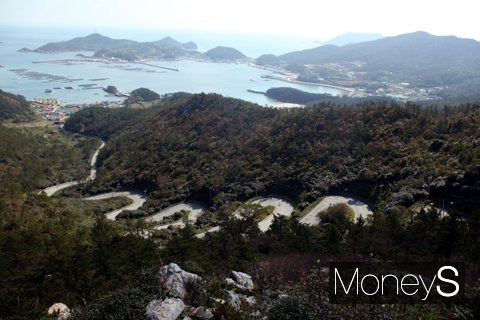 문화체육관광부 공모사업인 'K-관광 섬 육성사업'에  전남 신안 흑산도가 선정돼 2026년까지 총사업비 120억원이 투입된다.  '흑산도 전경'/홍기철기자