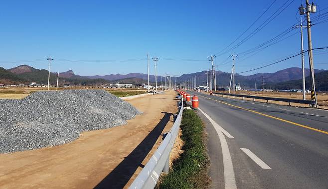 장흥군이 광역교통망 확충에 나섰다. '사진은 국도 23호선 시설개량 모습'/장흥군