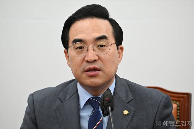 박홍근 더불어민주당 원내대표가 18일 서울 영등포구 여의도 국회의사당 본청에서 열린 더불어민주당 원내대책회의에 참석해 발언하고 있다. 임세준 기자