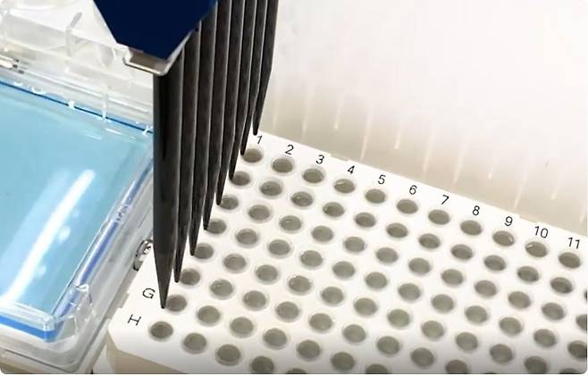 실험실에서 '노터블'을 이용해 시약 배분 작업을 하는 모습 [에이팀벤처스 제공]