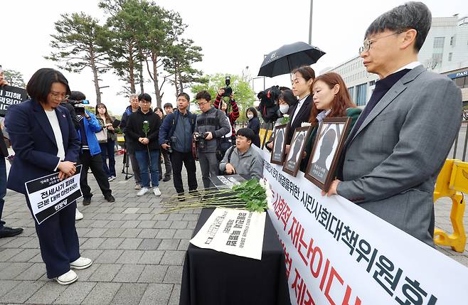 18일 서울 용산구 대통령 집무실 앞에서 열린 전세사기·깡통전세 문제 해결을 위한 시민사회대책위원회 출범 기자회견에서 참가자들이 피해자를 위해 헌화하고 있다. 65개 시민사회단체들로 구성된 전세사기·깡통전세 해결을 위한 시민사회대책위는 ▲깡통전세 공공매입 및 피해 임차인 구제를 위한 특별법 제정 ▲전세가격 규제를 위한 주택임대차보호법 개정 ▲전세대출·보증보험 관리 감독 강화 등을 촉구했다. 연합뉴스