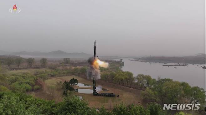 [서울=뉴시스] 북한 조선중앙TV는 지난 14일 북한의 장소가 공개되지 않은 곳에서 13일 대륙간탄도미사일(ICBM) '화성-18' 시험발사 했다고 보도했다. 김정은 북한 국무위원장이 딸 주애와 함께 지난 13일 시험발사를 참관했다. (사진=조선중앙TV 캡쳐) 2023.04.14. photo@newsis.com