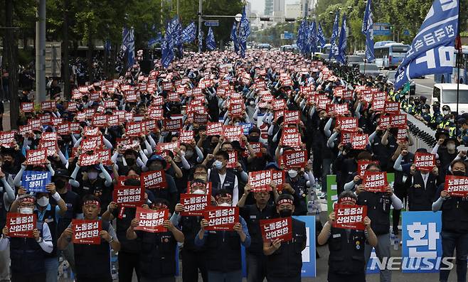 [서울=뉴시스] 고승민 기자 = 전국금속노조 회원들이 지난해 6월 22일 서울 삼각지역 인근 도로에서 '2022년 투쟁승리, 노동중심 산업전환'을 주제로 집회를 하고 있다. 2022.06.22. kkssmm99@newsis.com