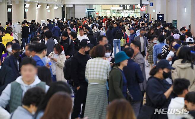 [제주=뉴시스] 우장호 기자 = 강풍이 불어 대규모 결항 사태가 빚어진 18일 오전 제주국제공항 3층 출발장 대합실이 이용객들로 혼잡하다. 기상청 지역별상세관측자료(AWS)에 따르면 이날 제주공항 상공에는 소형 태풍급에 맞먹는 초속 27.3m의 강한 바람이 불었다. 2023.04.18. woo1223@newsis.com