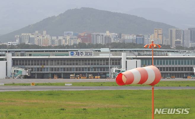 [제주=뉴시스] 우장호 기자 = 강풍특보가 발효된 18일 오전 제주국제공항 계류장이 도착한 항공기가 없어 텅 빈 모습을 하고 있다. 2023.04.18. woo1223@newsis.com