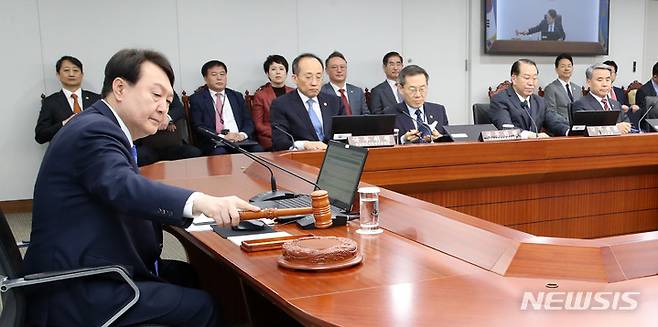 [서울=뉴시스] 전신 기자 = 윤석열 대통령이 18일 서울 용산 대통령실 청사에서 열린 국무회의를 주재하고 있다. 2023.04.18. photo1006@newsis.com