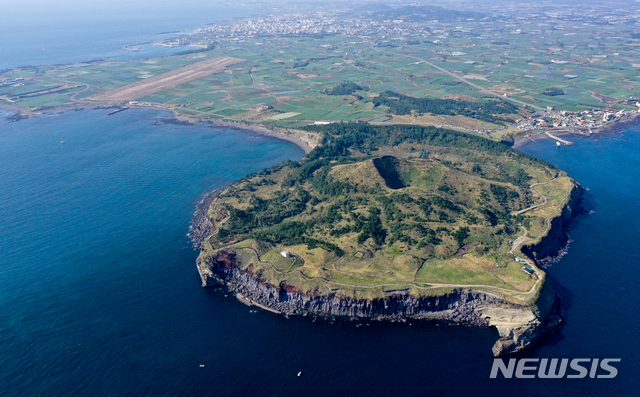 [서귀포=뉴시스] 우장호 기자 = 제주 서귀포시 대정읍 상모리에 위치한 송악산(松岳山)이 푸른 바다와 어울려 아름다운 경치를 선보이고 있다. 송악산은 산방산과 이웃해 있으며 이중 분화구로 이루어져 있다. 사진 왼편으로 알뜨르 비행장이 보인다. (뉴시스DB) woo1223@newsis.com