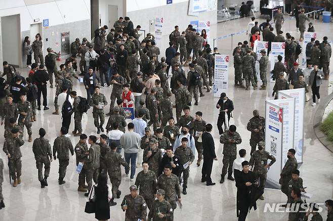 [고양=뉴시스] 김근수 기자 = 국군 장병들이 18일 경기 고양시 킨텍스에서 열린 2023년 전반기 국군장병 취업박람회에서 입장하기 위해 대기하고 있다. 2023.04.18. ks@newsis.com