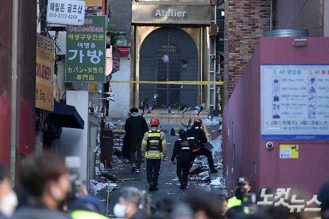 지난해 10월 29일 오후 서울 용산구 이태원동 일대에 핼러윈을 맞이해 인파가 몰리면서 대규모 인명사고가 발생했다. 30일 경찰이 현장을 통제하고 있다. 박종민 기자